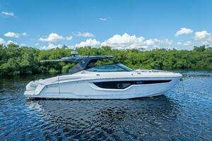 2022 Cruisers Yachts GLS OB thumbnail 16