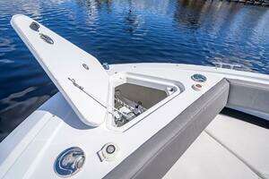 2022 Cruisers Yachts GLS OB thumbnail 10