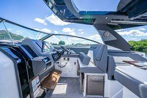 2022 Cruisers Yachts GLS OB thumbnail 26