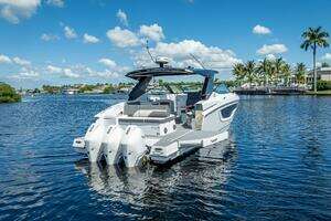 2022 Cruisers Yachts GLS OB thumbnail 20