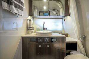 2022 Cruisers Yachts GLS OB thumbnail 37