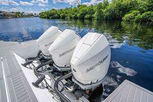2022 Cruisers Yachts GLS OB thumbnail 19