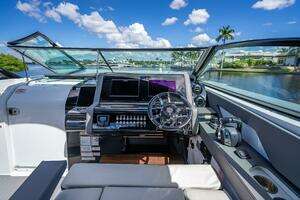 2022 Cruisers Yachts GLS OB thumbnail 22