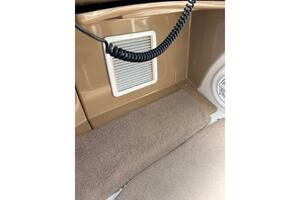 2004 Carver 466 Motor Yacht interior with vent and carpeted 