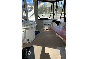 2004 Carver 466 Motor Yacht thumbnail 11