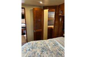 2004 Carver 466 Motor Yacht thumbnail 45