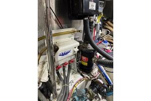 Engine room of 2004 Carver 466 Motor Yacht with Reverso oil 