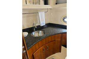 2004 Carver 466 Motor Yacht thumbnail 47