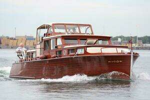 Allez 1930 Chris-Craft Commuter Yacht For Sale in Montreal Quebec