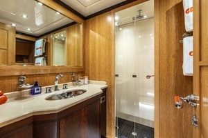 2008 Overmarine Mangusta 108 thumbnail 25