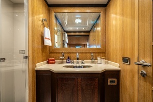 2008 Overmarine Mangusta 108 thumbnail 28
