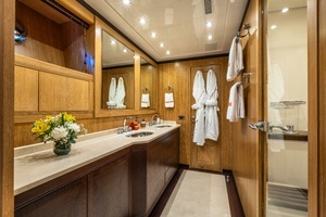 2008 Overmarine Mangusta 108 thumbnail 21