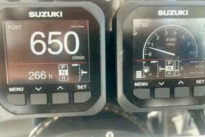 Suzuki engine display on 2002 Wellcraft 290 Coastal, showing