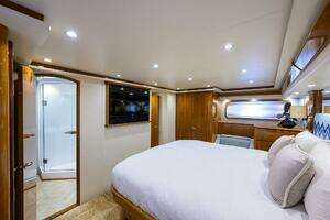 2014 Viking 76 Enclosed Bridge thumbnail 24