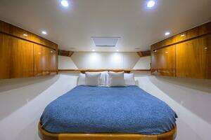 2014 Viking 76 Enclosed Bridge thumbnail 29