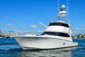 2014 Viking 76 Enclosed Bridge thumbnail 3