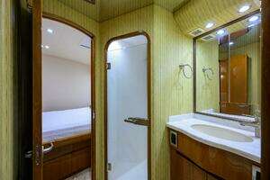 2014 Viking 76 Enclosed Bridge thumbnail 35
