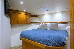 2014 Viking 76 Enclosed Bridge thumbnail 30