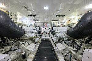 2014 Viking 76 Enclosed Bridge thumbnail 64