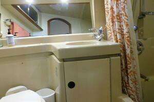 2003 Cruisers Yachts 3750 Motoryacht thumbnail 16