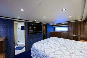 2024 Viking 80 Convertible thumbnail 13