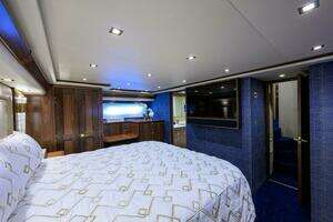 2024 Viking 80 Convertible thumbnail 12