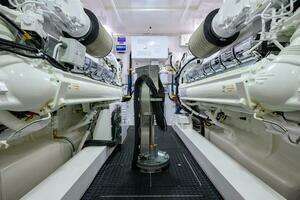 2024 Viking 80 Convertible thumbnail 38