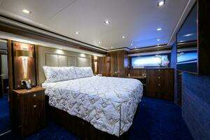 2024 Viking 80 Convertible thumbnail 11