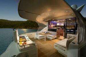 2015 Riviera 6000 Sport Yacht thumbnail 14