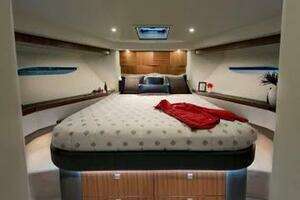 2015 Riviera 6000 Sport Yacht thumbnail 30