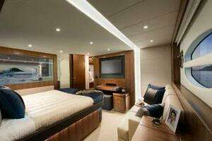2015 Riviera 6000 Sport Yacht thumbnail 25