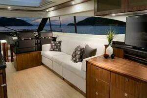 2015 Riviera 6000 Sport Yacht thumbnail 18
