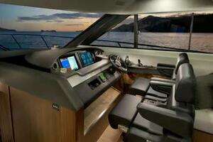 2015 Riviera 6000 Sport Yacht thumbnail 12