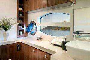 2015 Riviera 6000 Sport Yacht thumbnail 29