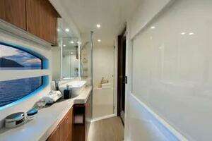 2015 Riviera 6000 Sport Yacht thumbnail 28