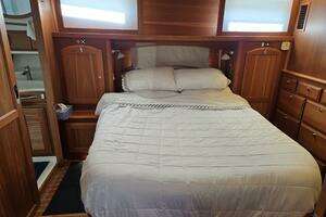 2017 Sabre 48 Flybridge thumbnail 59