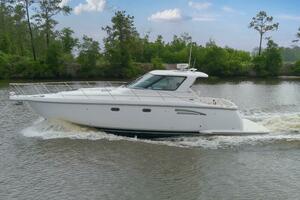 2005 3600 Tiara _Forever Friday_ Exterior (5)