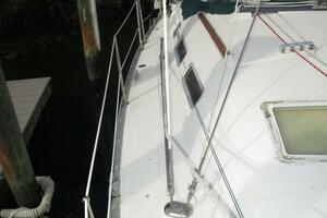 37' Beneteau starboard side deck1