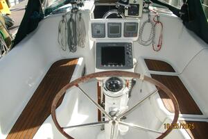 37' Beneteau cockpit helm1