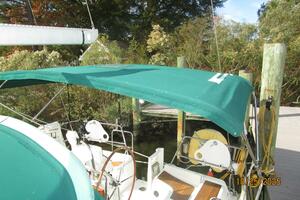 37' Beneteau bimini1