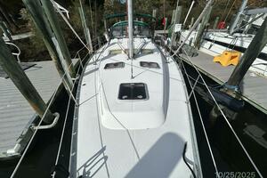 37' Beneteau foredeck aft