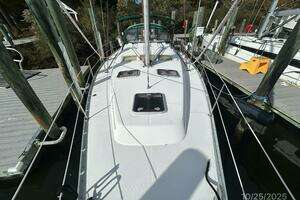 2007 Beneteau 373 thumbnail 12