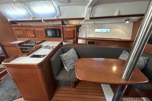 37' Beneteau salon port