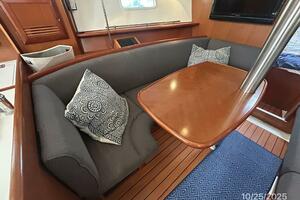 37' Beneteau salon port seating1
