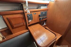 37' Beneteau nav station1