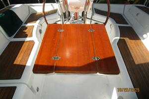 37' Beneteau cockpit table2
