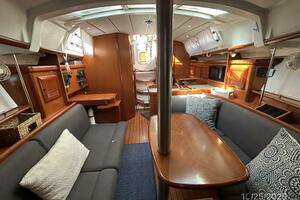 37' Beneteau salon aft