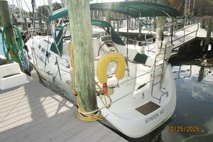 37' Beneteau port aft profile