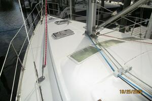37' Beneteau foredeck3