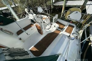 37' Beneteau cockpit1